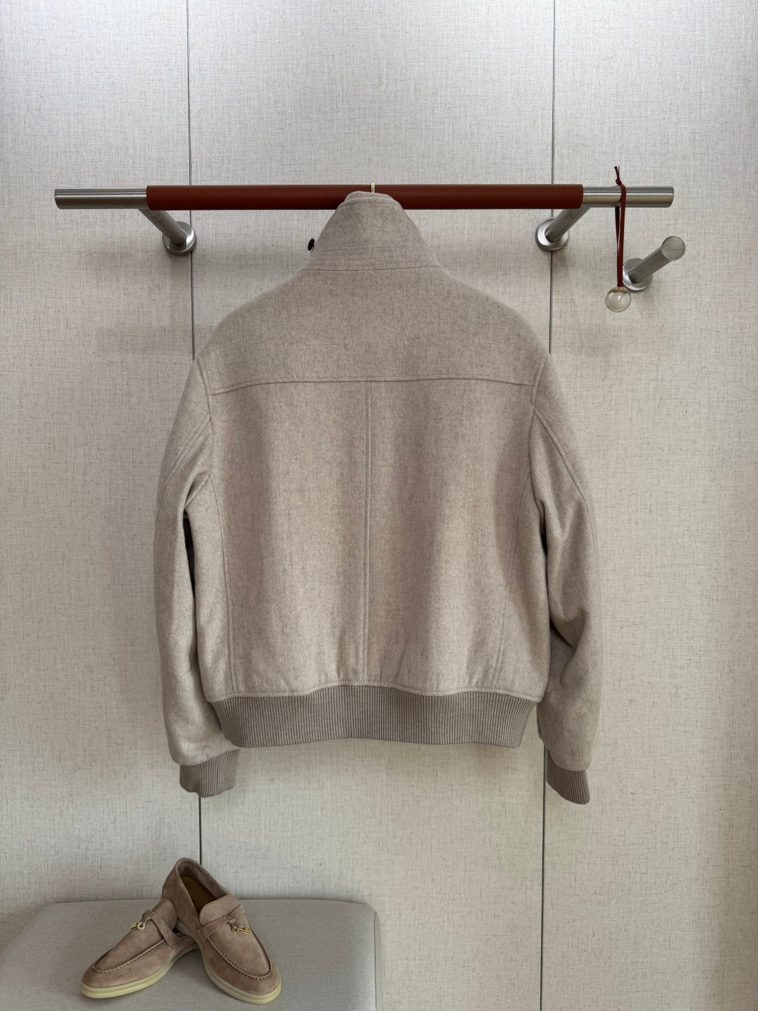 Brunello Cucinelli Hellgraue Herren-Stehkragenjacke – Warme Winterjacke mit Reißverschluss