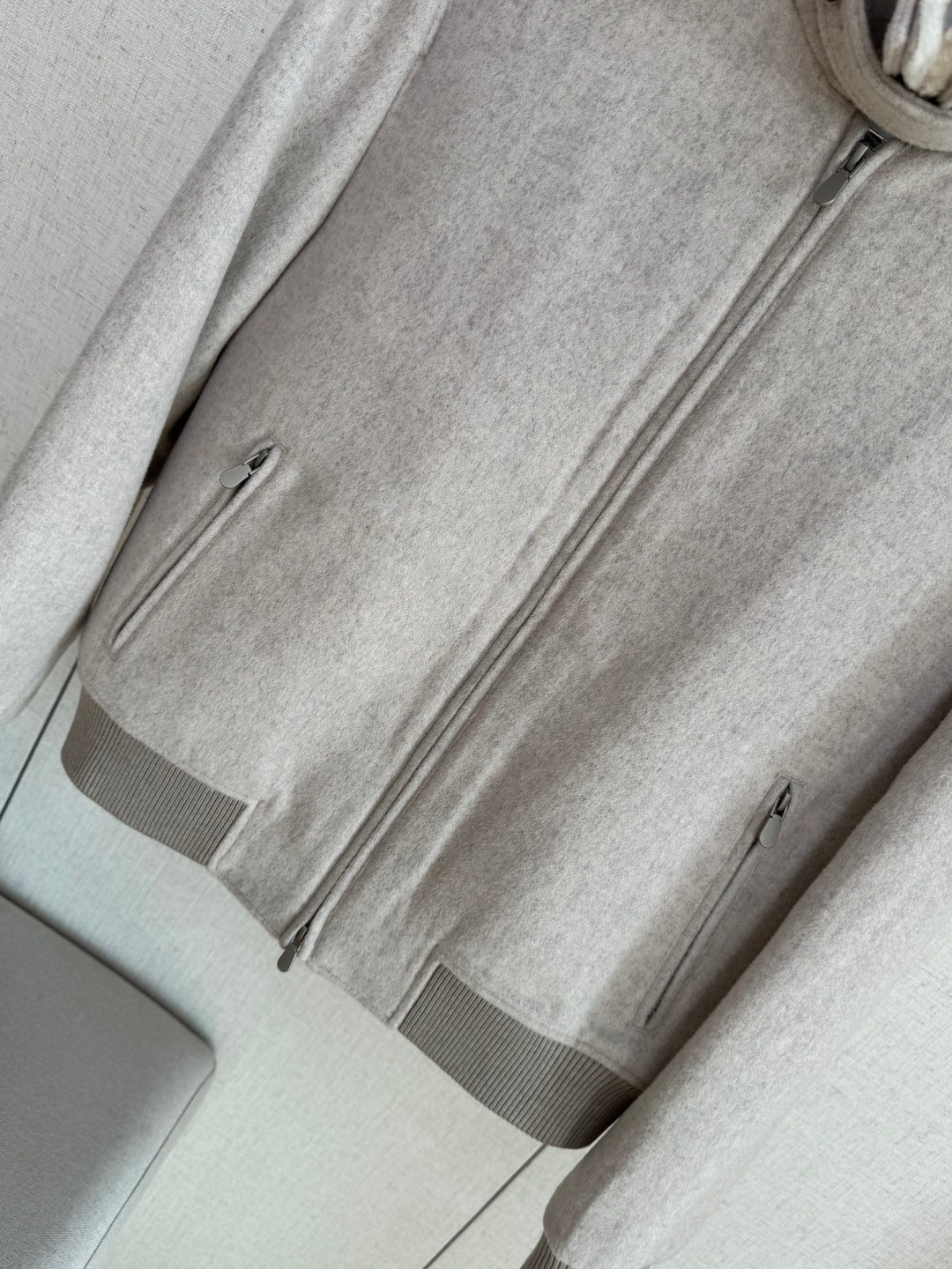 Brunello Cucinelli Hellgraue Herren-Stehkragenjacke – Warme Winterjacke mit Reißverschluss