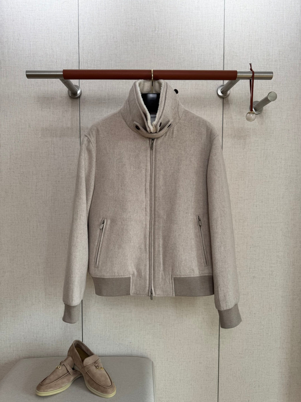 Brunello Cucinelli Hellgraue Herren-Stehkragenjacke – Warme Winterjacke mit Reißverschluss