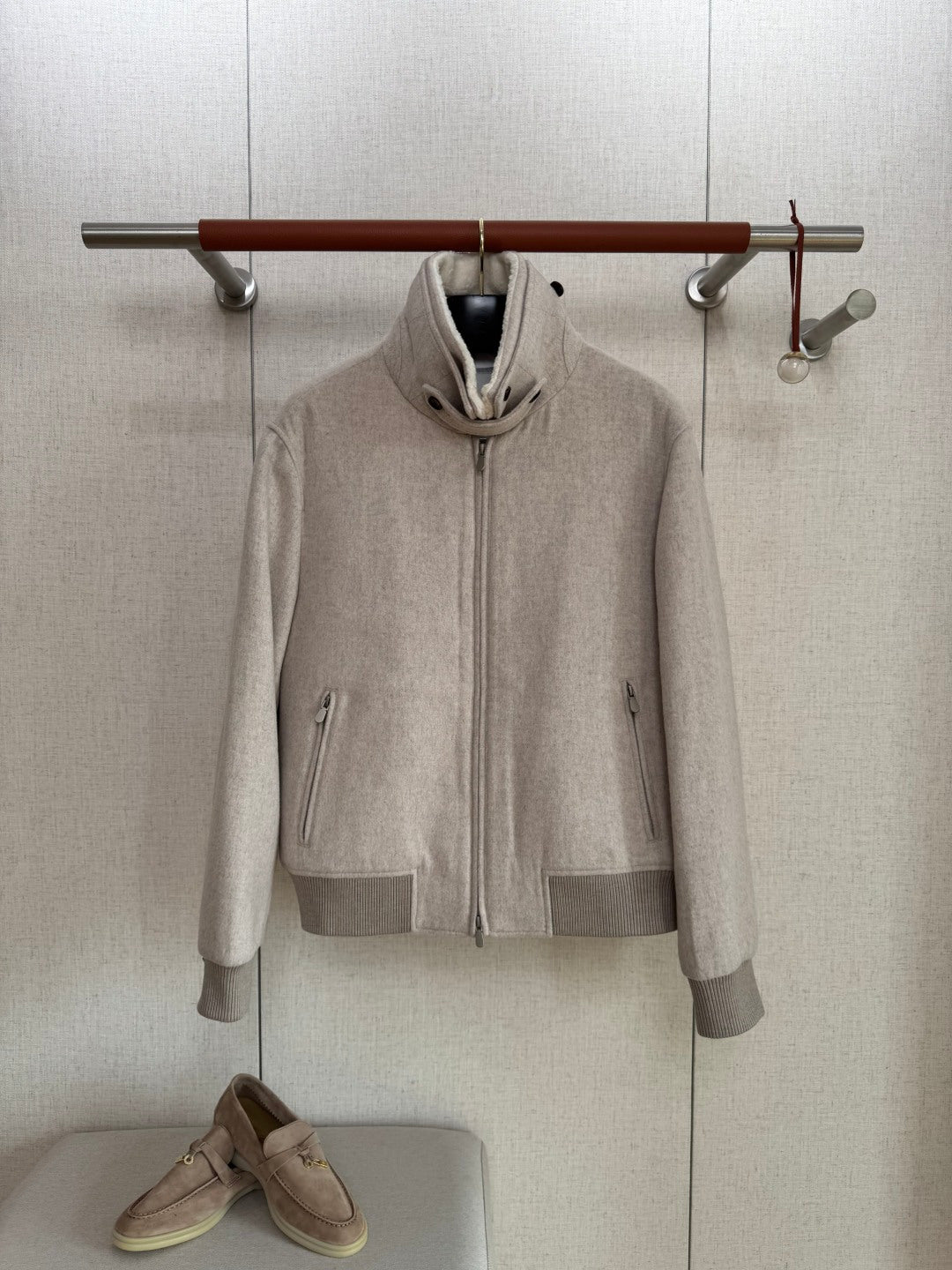 Brunello Cucinelli Hellgraue Herren-Stehkragenjacke – Warme Winterjacke mit Reißverschluss