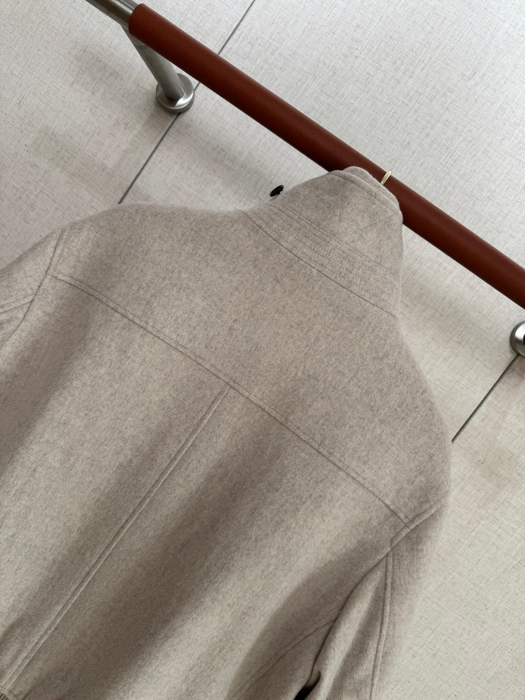 Brunello Cucinelli Hellgraue Herren-Stehkragenjacke – Warme Winterjacke mit Reißverschluss