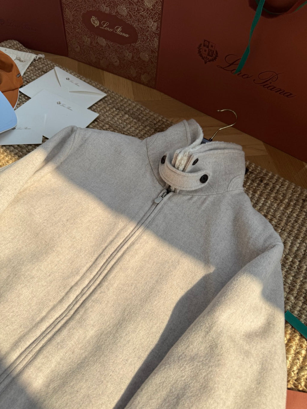 Brunello Cucinelli Hellgraue Herren-Stehkragenjacke – Warme Winterjacke mit Reißverschluss