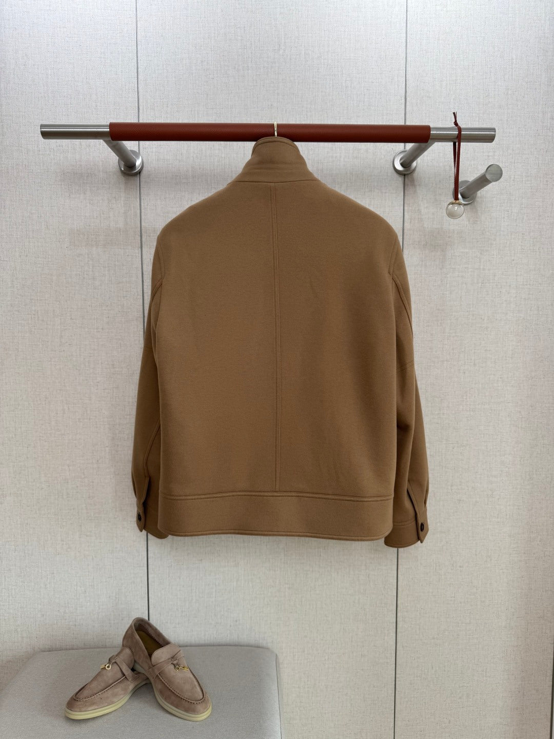 Brunello Cucinelli Camelfarbene Herren-Stehkragenjacke – Moderne Übergangsjacke mit Brusttasche