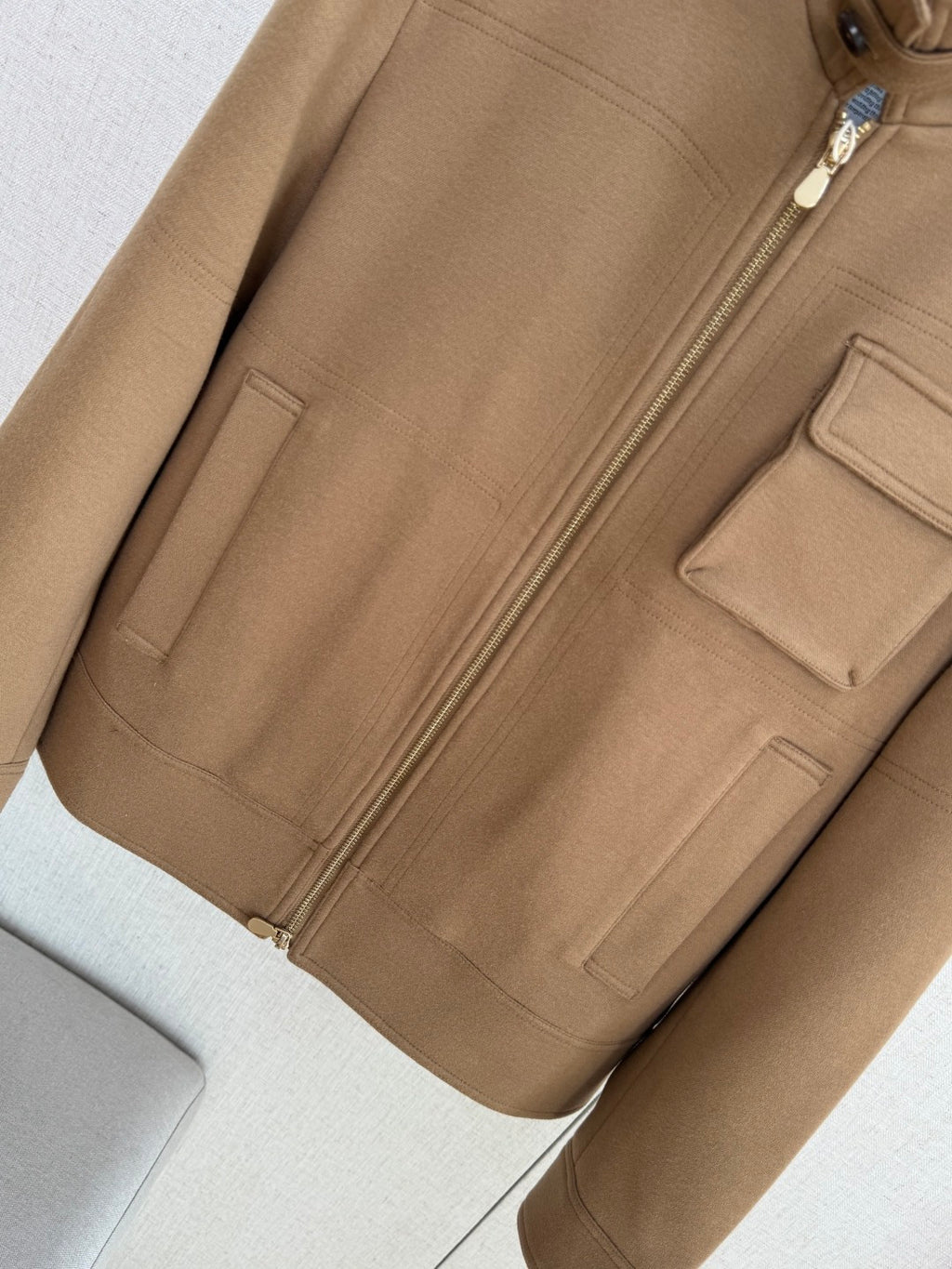 Brunello Cucinelli Camelfarbene Herren-Stehkragenjacke – Moderne Übergangsjacke mit Brusttasche