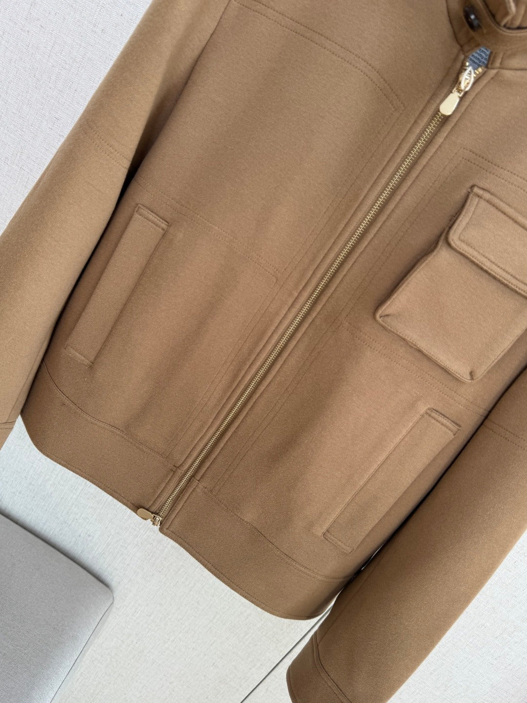 Brunello Cucinelli Camelfarbene Herren-Stehkragenjacke – Moderne Übergangsjacke mit Brusttasche