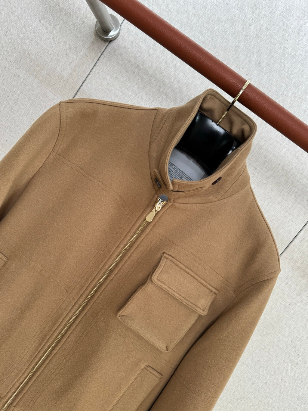 Brunello Cucinelli Camelfarbene Herren-Stehkragenjacke – Moderne Übergangsjacke mit Brusttasche