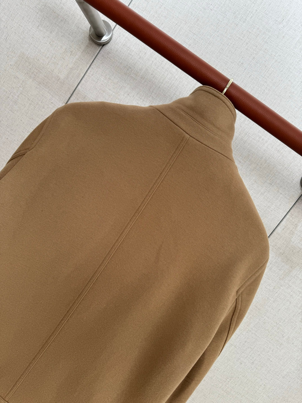 Brunello Cucinelli Camelfarbene Herren-Stehkragenjacke – Moderne Übergangsjacke mit Brusttasche