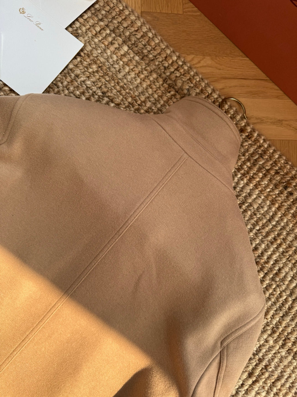 Brunello Cucinelli Camelfarbene Herren-Stehkragenjacke – Moderne Übergangsjacke mit Brusttasche