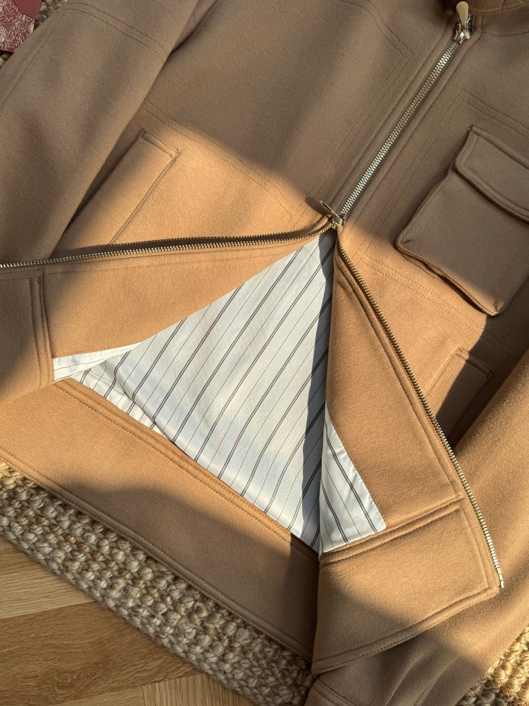 Brunello Cucinelli Camelfarbene Herren-Stehkragenjacke – Moderne Übergangsjacke mit Brusttasche