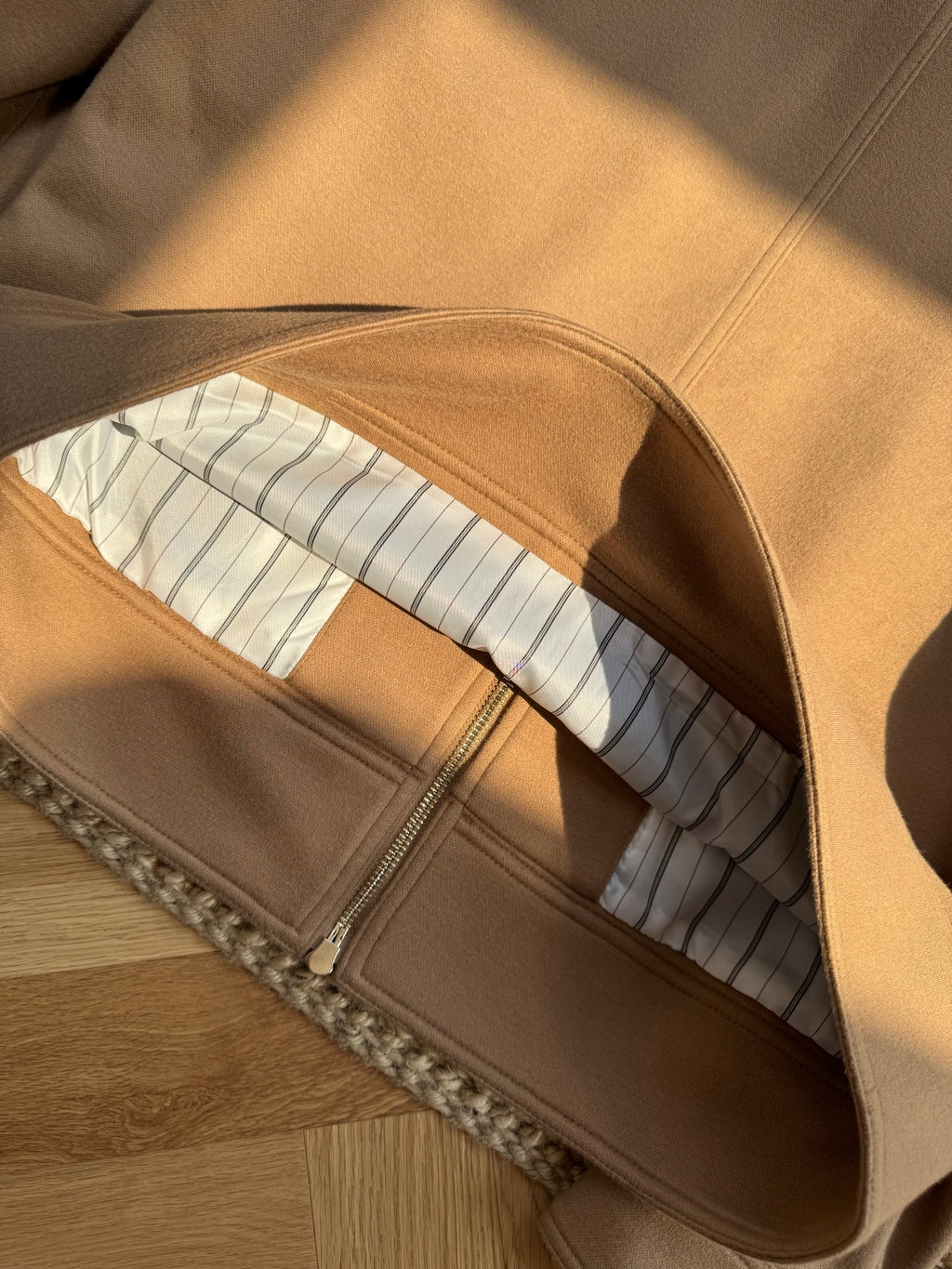 Brunello Cucinelli Camelfarbene Herren-Stehkragenjacke – Moderne Übergangsjacke mit Brusttasche