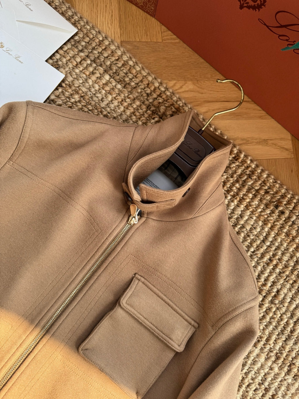 Brunello Cucinelli Camelfarbene Herren-Stehkragenjacke – Moderne Übergangsjacke mit Brusttasche