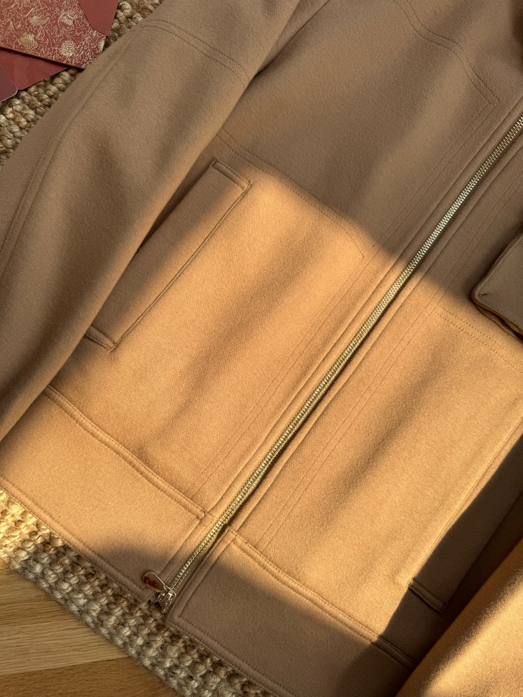 Brunello Cucinelli Camelfarbene Herren-Stehkragenjacke – Moderne Übergangsjacke mit Brusttasche