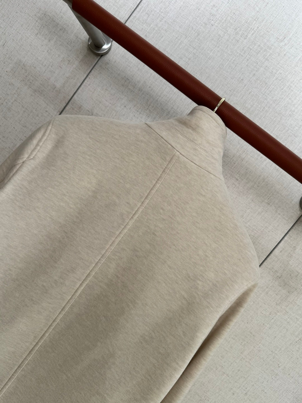 Brunello Cucinelli Hellbeige Stehkragenjacke – Moderne Übergangsjacke mit Brusttasche