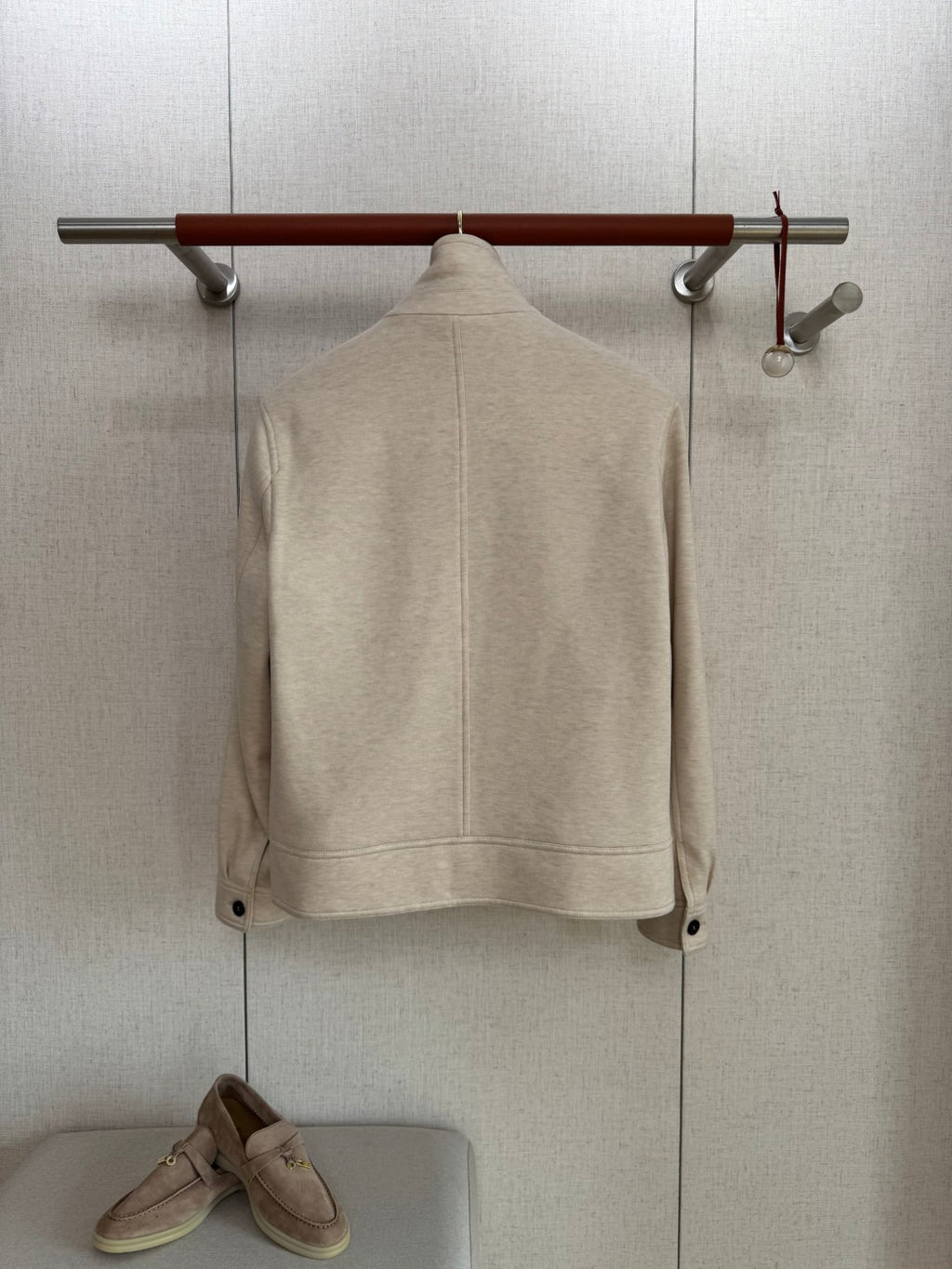 Brunello Cucinelli Hellbeige Stehkragenjacke – Moderne Übergangsjacke mit Brusttasche