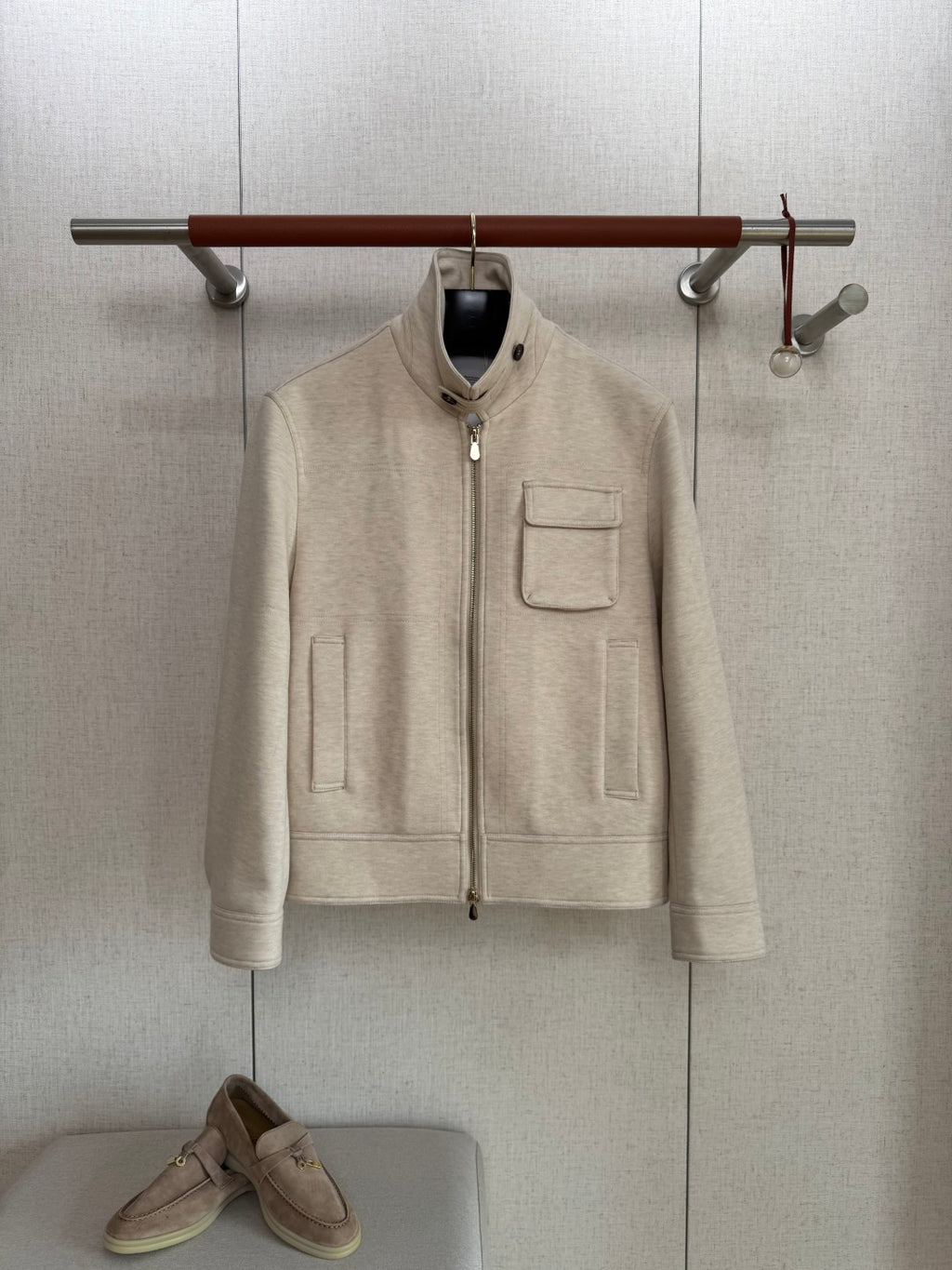 Brunello Cucinelli Hellbeige Stehkragenjacke – Moderne Übergangsjacke mit Brusttasche