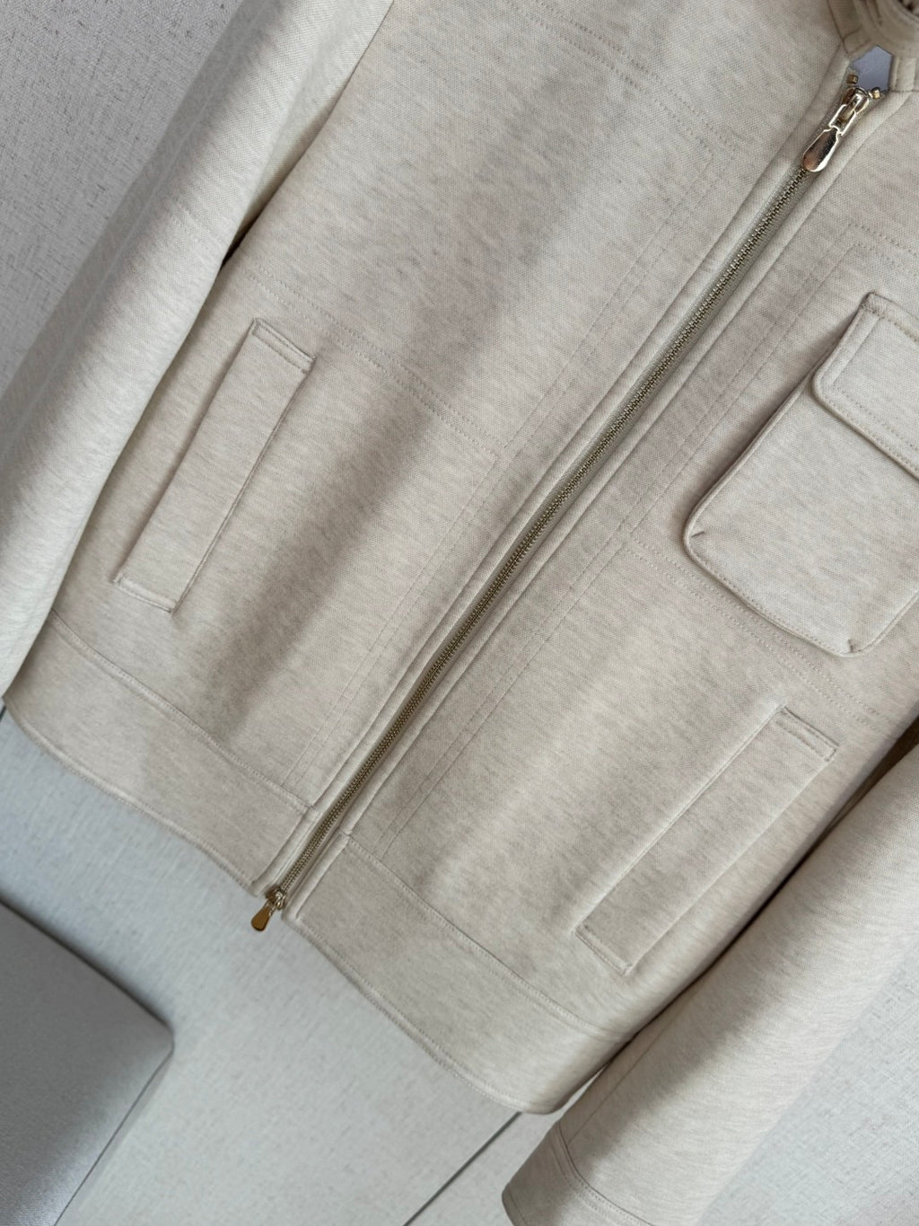 Brunello Cucinelli Hellbeige Stehkragenjacke – Moderne Übergangsjacke mit Brusttasche