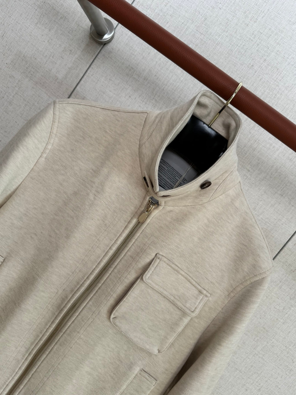 Brunello Cucinelli Hellbeige Stehkragenjacke – Moderne Übergangsjacke mit Brusttasche