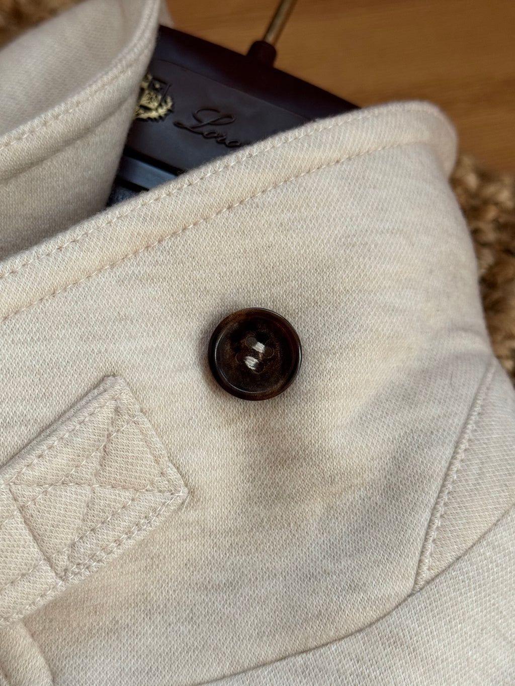 Brunello Cucinelli Hellbeige Stehkragenjacke – Moderne Übergangsjacke mit Brusttasche