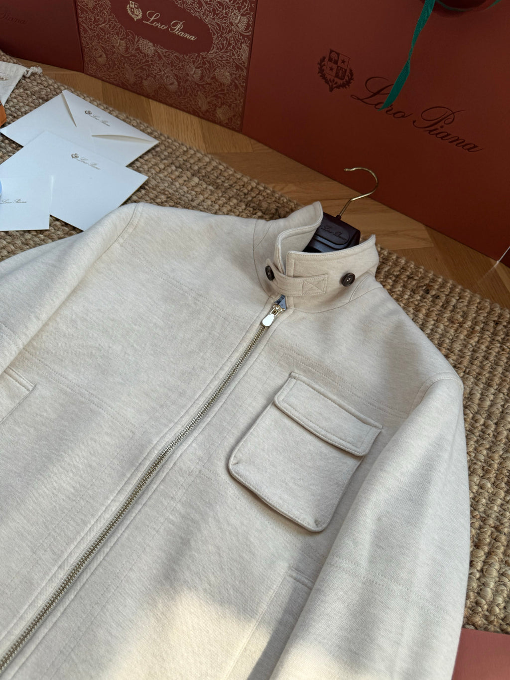 Brunello Cucinelli Hellbeige Stehkragenjacke – Moderne Übergangsjacke mit Brusttasche