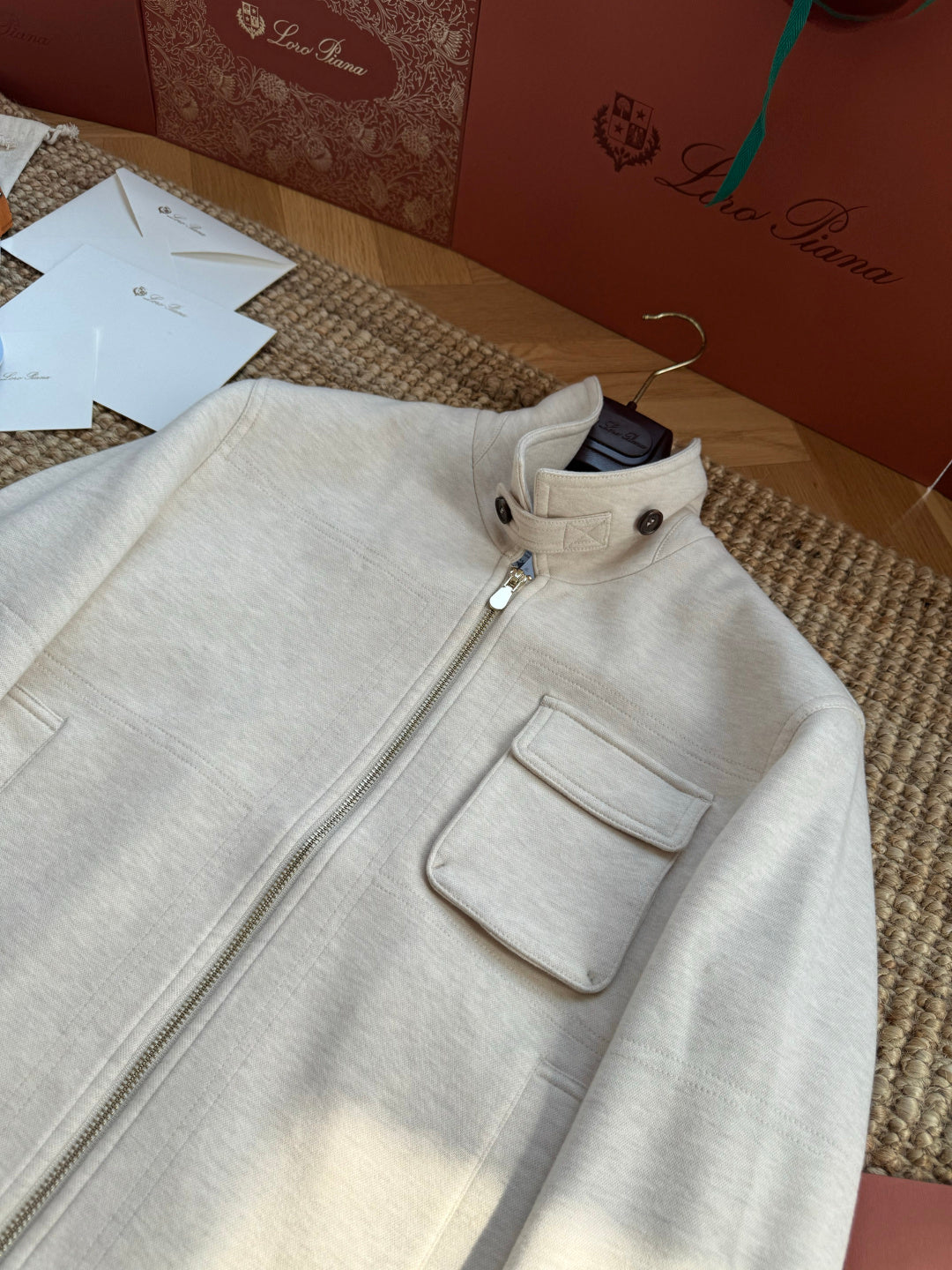 Brunello Cucinelli Hellbeige Stehkragenjacke – Moderne Übergangsjacke mit Brusttasche