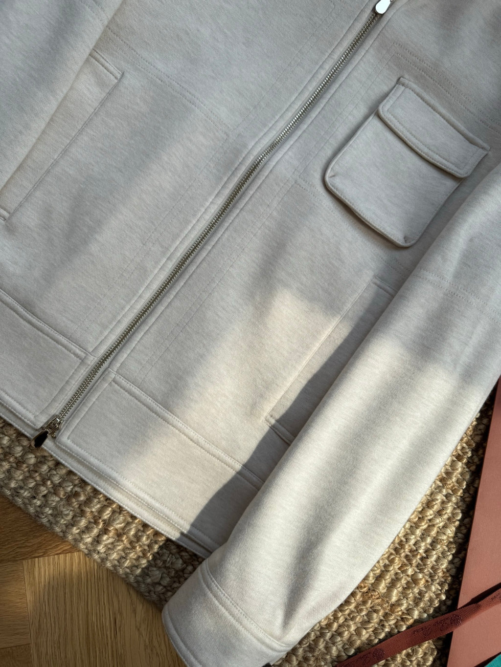 Brunello Cucinelli Hellbeige Stehkragenjacke – Moderne Übergangsjacke mit Brusttasche