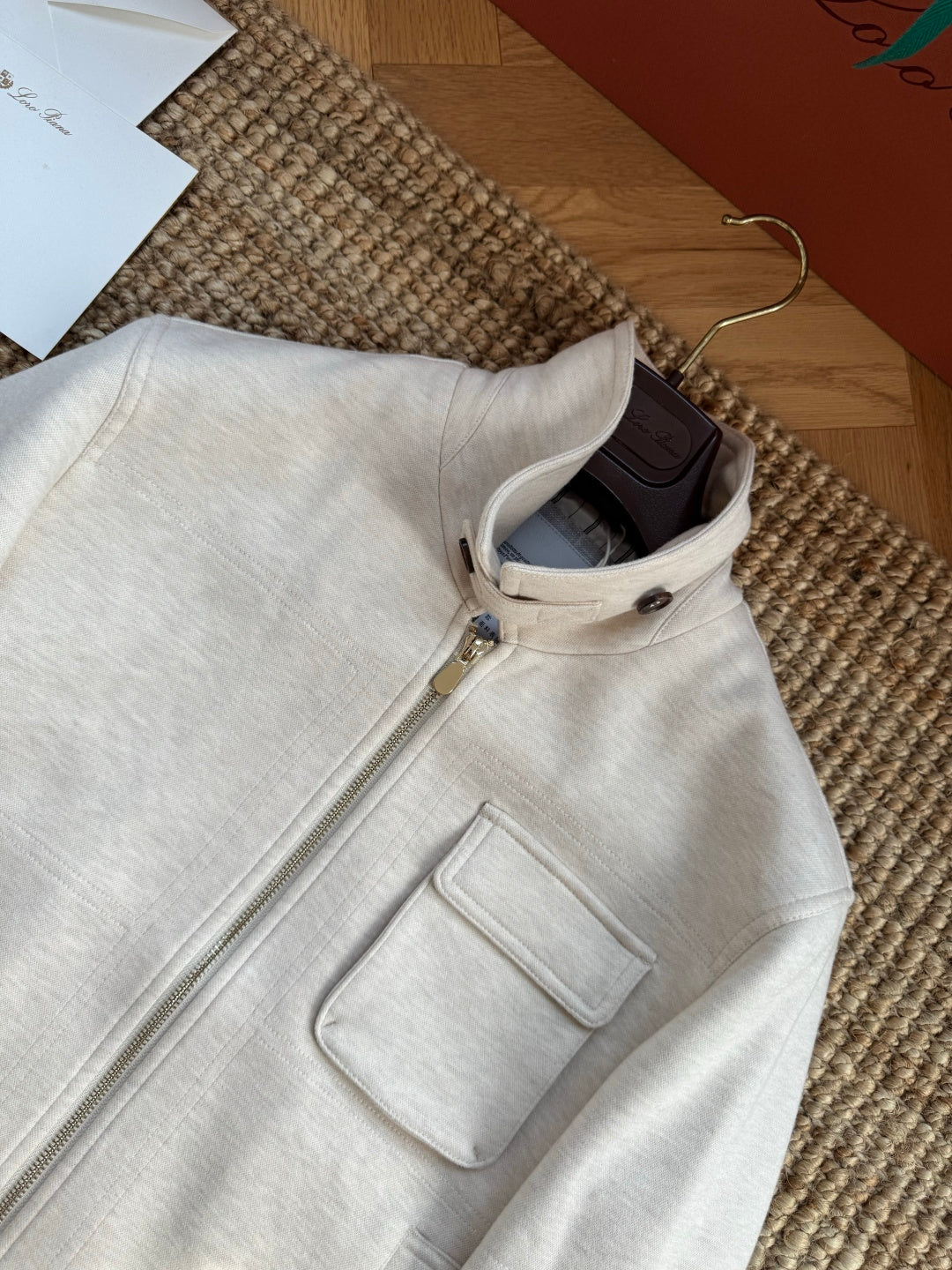 Brunello Cucinelli Hellbeige Stehkragenjacke – Moderne Übergangsjacke mit Brusttasche