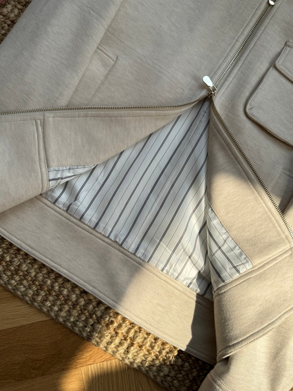 Brunello Cucinelli Hellbeige Stehkragenjacke – Moderne Übergangsjacke mit Brusttasche