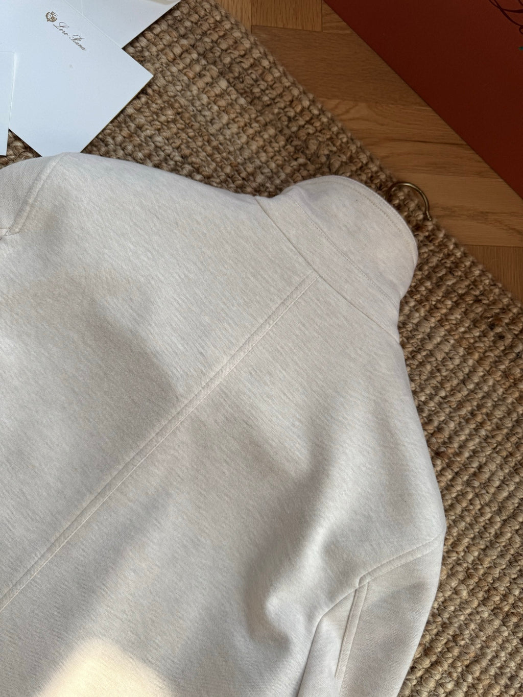 Brunello Cucinelli Hellbeige Stehkragenjacke – Moderne Übergangsjacke mit Brusttasche