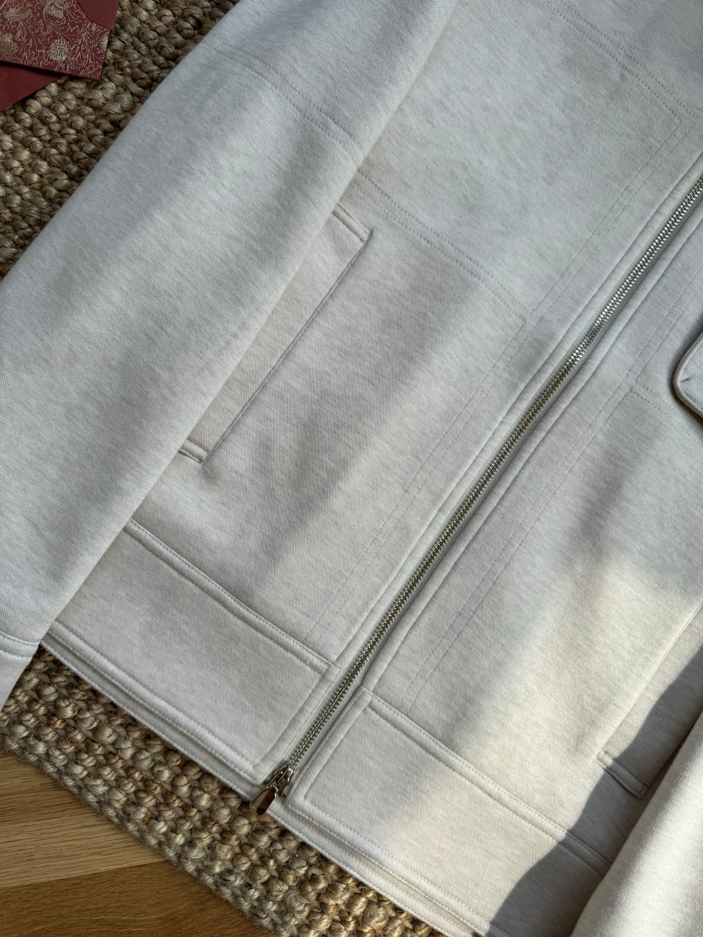 Brunello Cucinelli Hellbeige Stehkragenjacke – Moderne Übergangsjacke mit Brusttasche