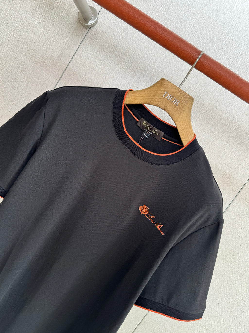 Loro Piana T-Shirt Schwarz – Premium Shirt mit Logo-Stickerei und Kontrastdetails