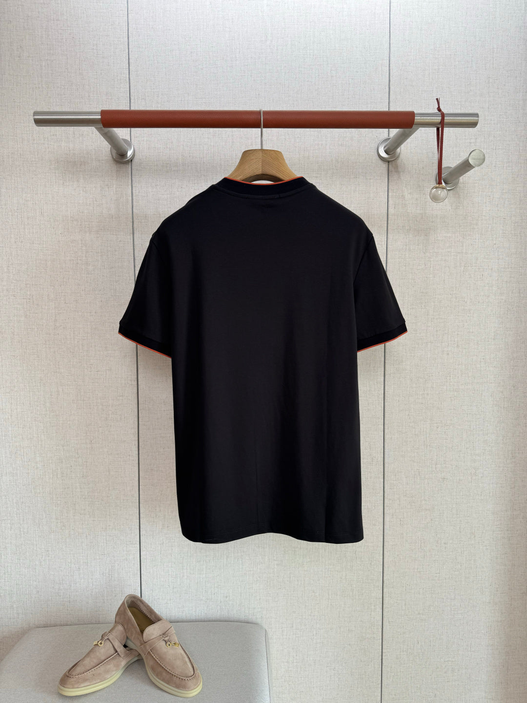 Loro Piana T-Shirt Schwarz – Premium Shirt mit Logo-Stickerei und Kontrastdetails