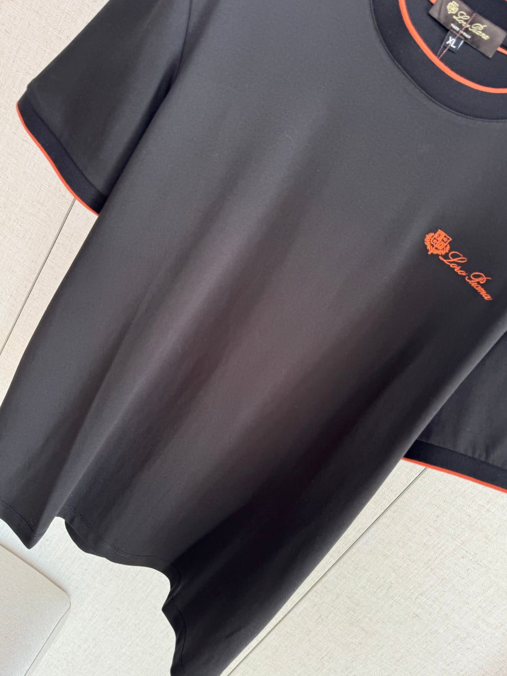 Loro Piana T-Shirt Schwarz – Premium Shirt mit Logo-Stickerei und Kontrastdetails