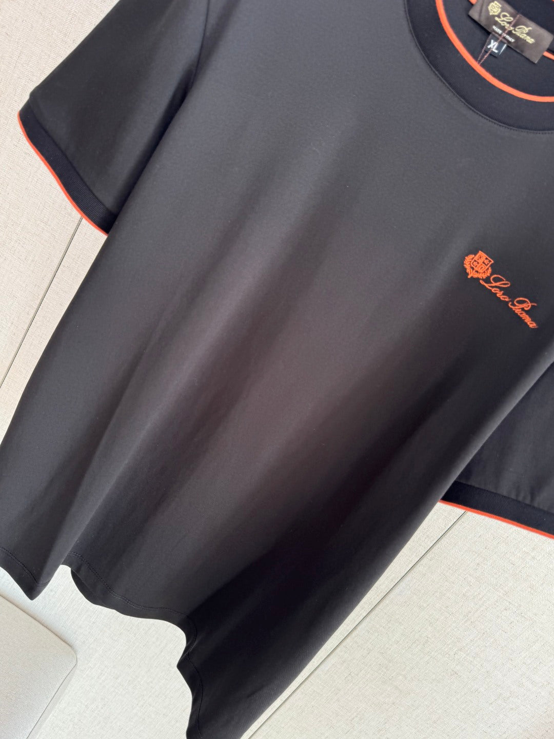 Loro Piana T-Shirt Schwarz – Premium Shirt mit Logo-Stickerei und Kontrastdetails