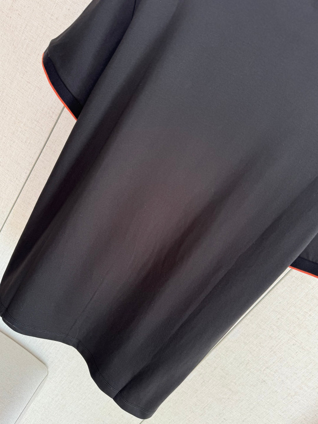 Loro Piana T-Shirt Schwarz – Premium Shirt mit Logo-Stickerei und Kontrastdetails