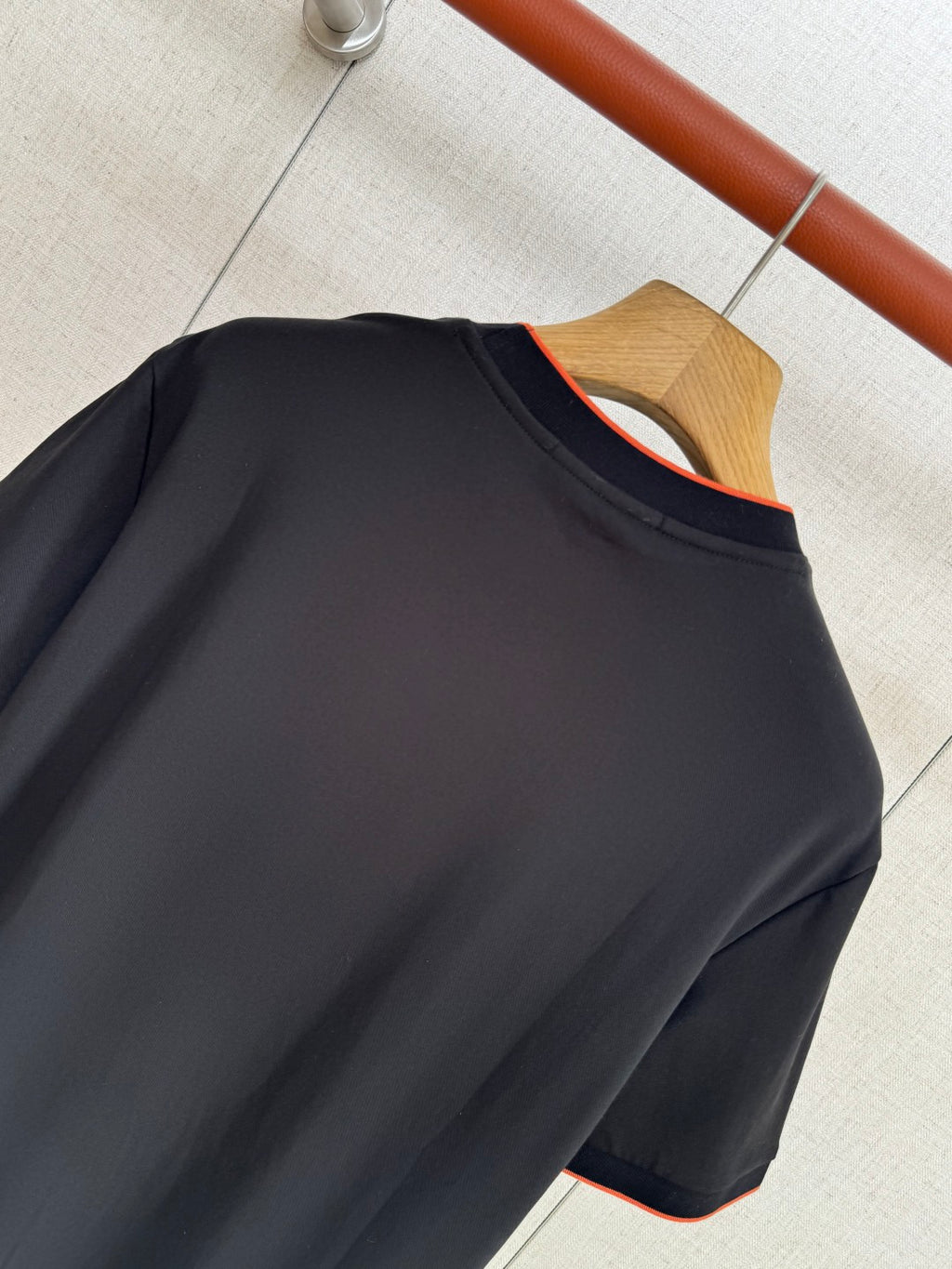 Loro Piana T-Shirt Schwarz – Premium Shirt mit Logo-Stickerei und Kontrastdetails