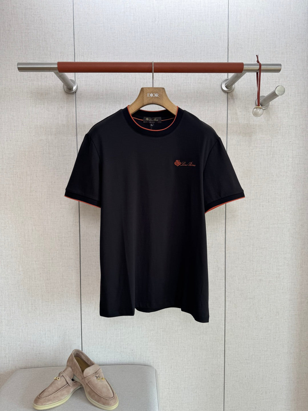 Loro Piana T-Shirt Schwarz – Premium Shirt mit Logo-Stickerei und Kontrastdetails