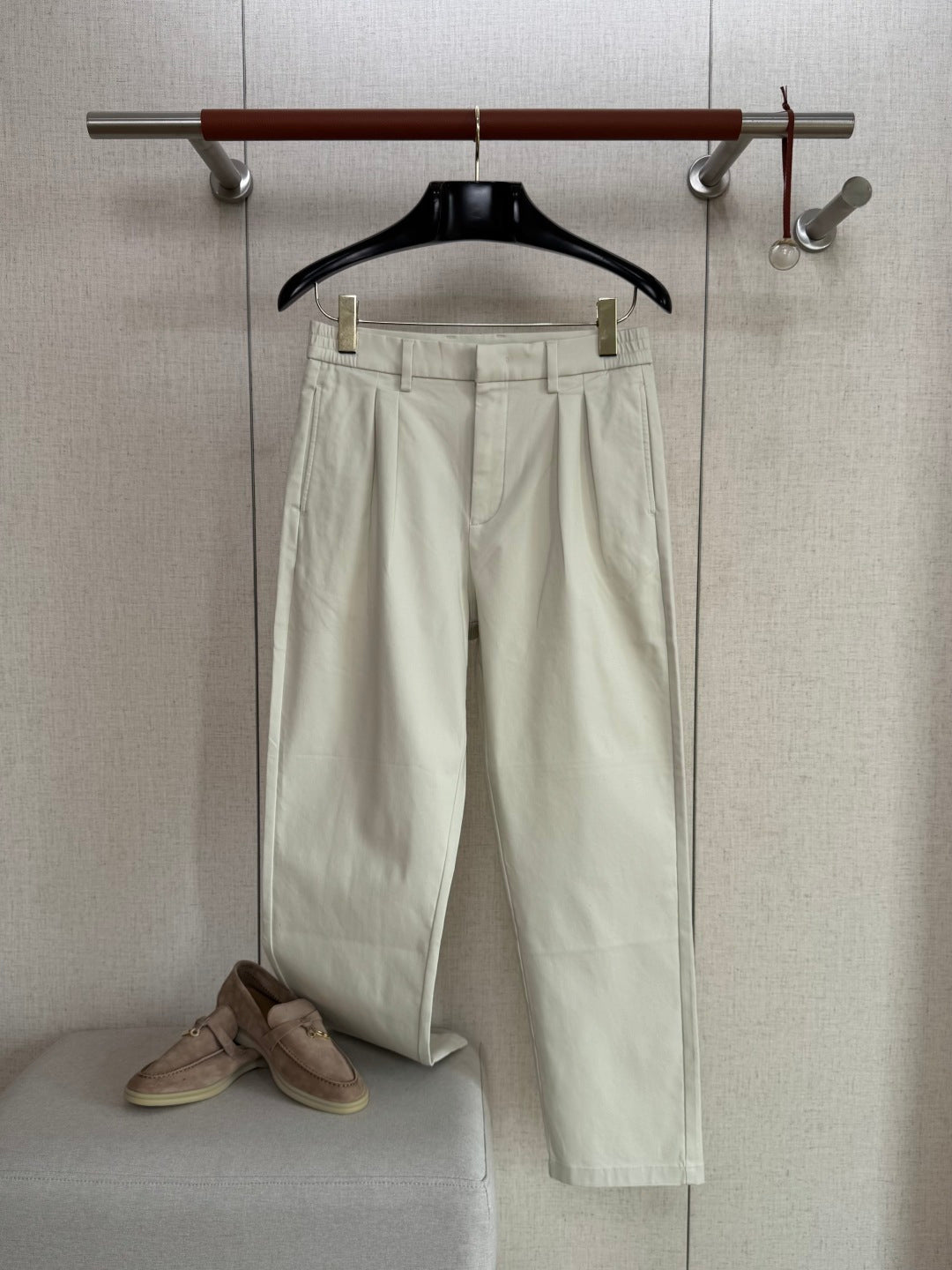 Loro Piana Chino Hellbeige – Moderne Chinohose mit Bügelfalten