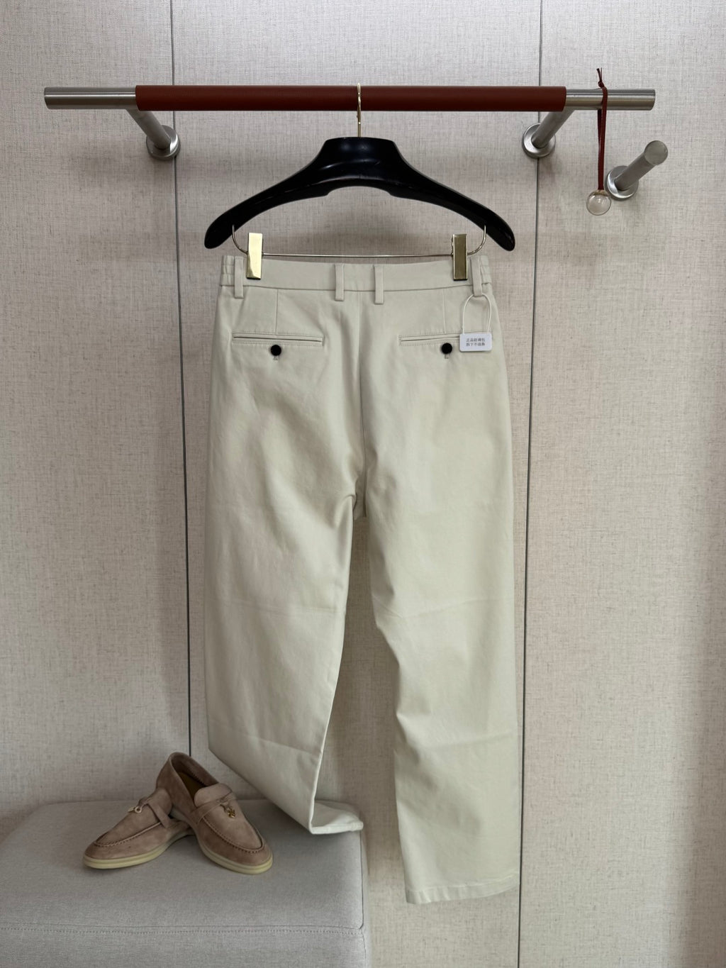 Loro Piana Chino Hellbeige – Moderne Chinohose mit Bügelfalten