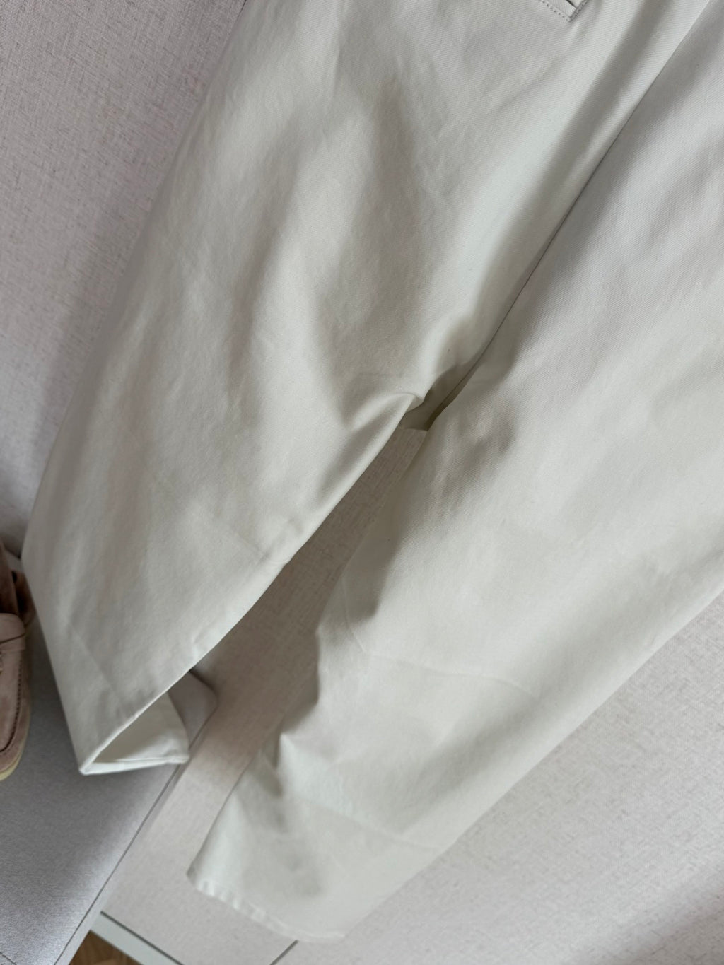 Loro Piana Chino Hellbeige – Moderne Chinohose mit Bügelfalten