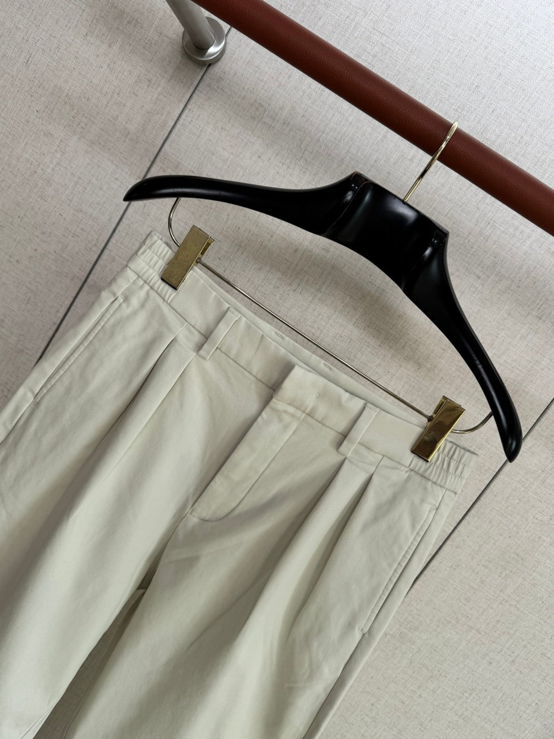 Loro Piana Chino Hellbeige – Moderne Chinohose mit Bügelfalten