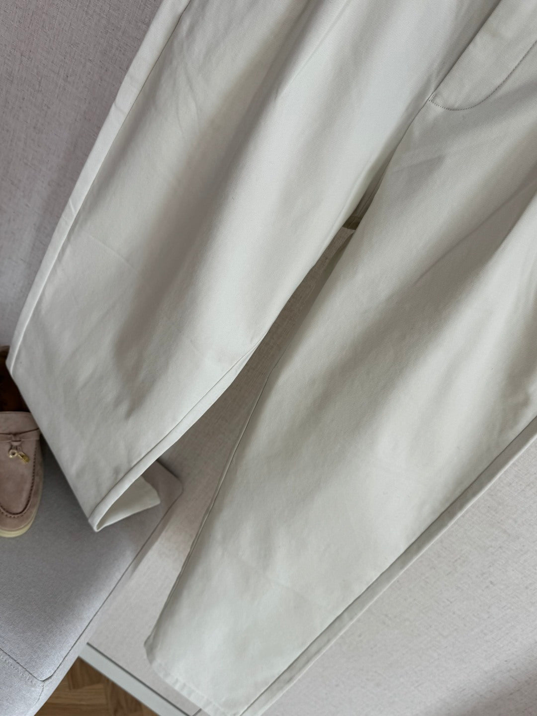 Loro Piana Chino Hellbeige – Moderne Chinohose mit Bügelfalten