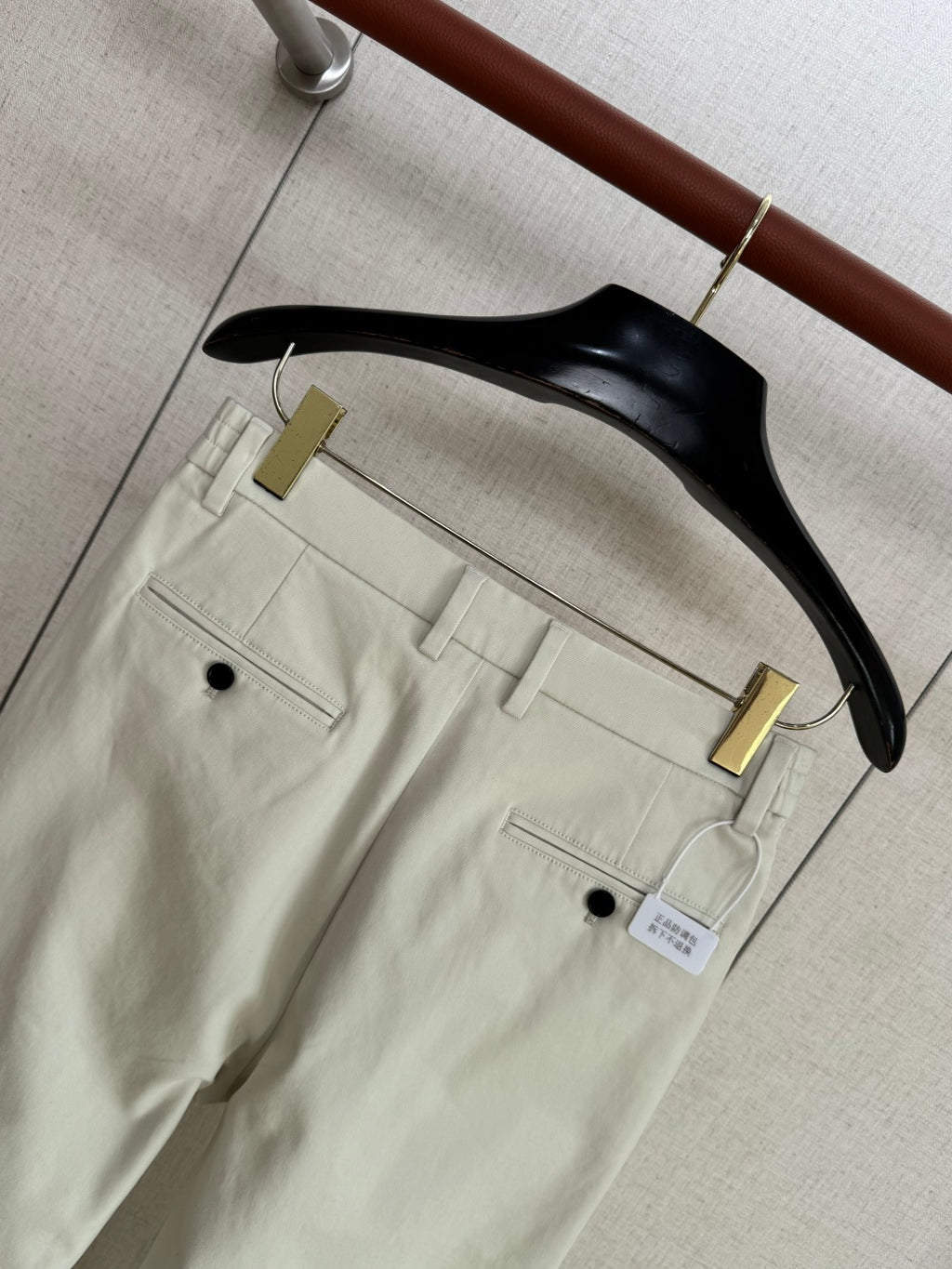 Loro Piana Chino Hellbeige – Moderne Chinohose mit Bügelfalten