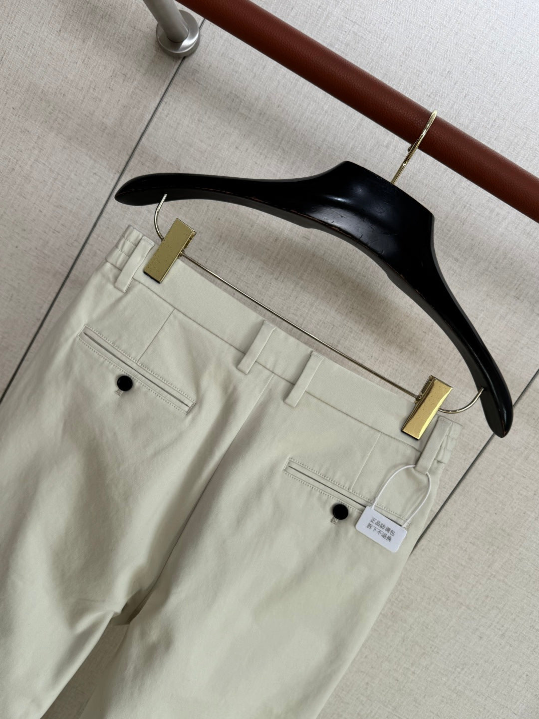 Loro Piana Chino Hellbeige – Moderne Chinohose mit Bügelfalten