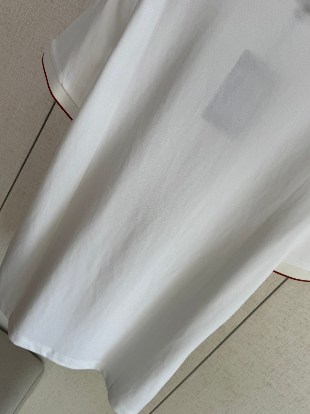 Loro Piana T-Shirt Weiss – Premium Shirt mit Logo-Stickerei und Kontrastdetails