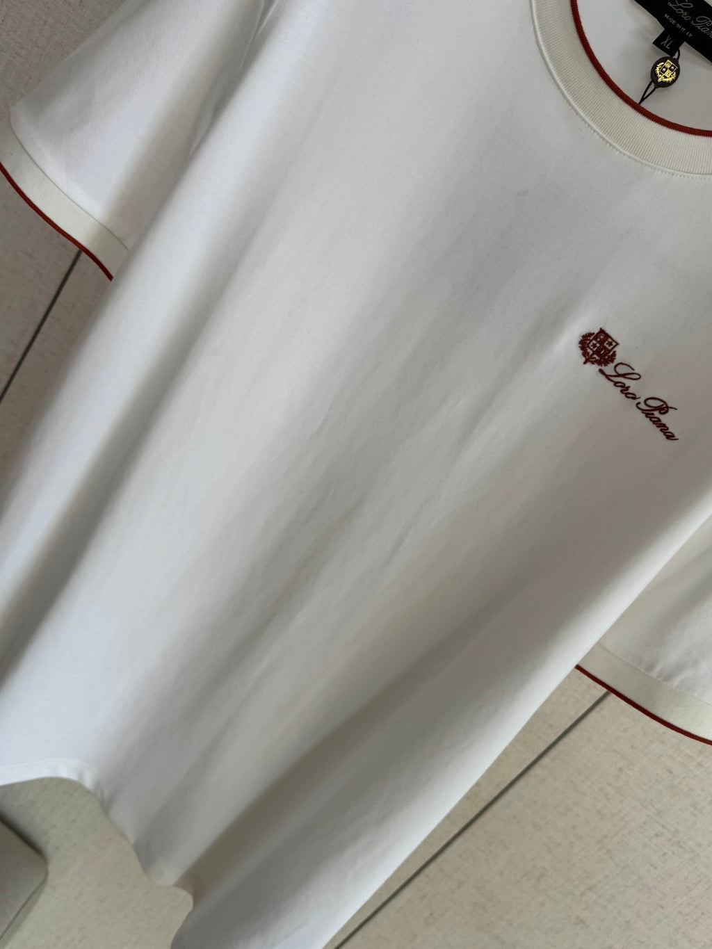 Loro Piana T-Shirt Weiss – Premium Shirt mit Logo-Stickerei und Kontrastdetails
