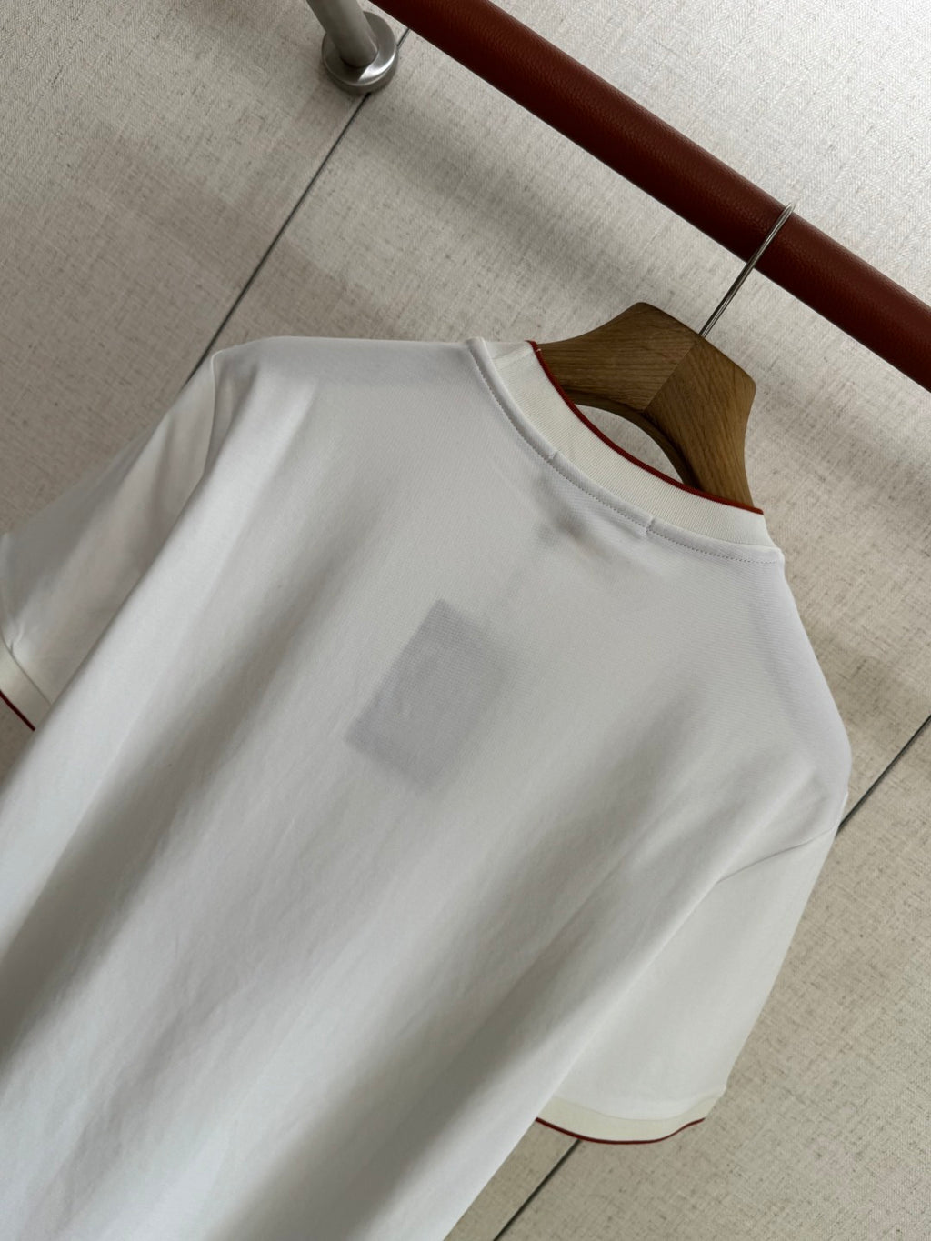 Loro Piana T-Shirt Weiss – Premium Shirt mit Logo-Stickerei und Kontrastdetails