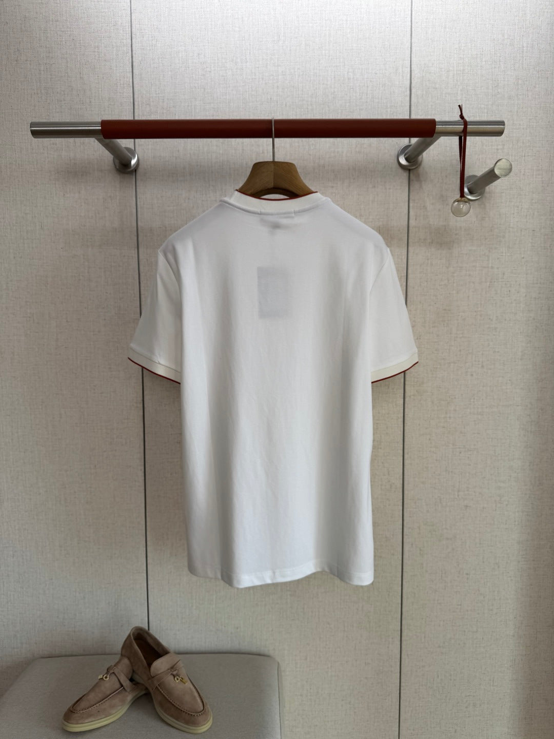 Loro Piana T-Shirt Weiss – Premium Shirt mit Logo-Stickerei und Kontrastdetails