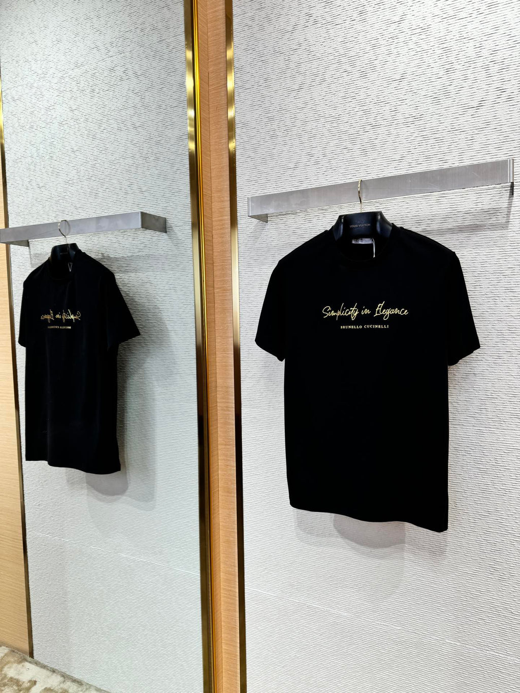 Brunello Cucinelli Schwarzes T-Shirt aus Baumwolle mit goldfarbenem Schriftzug