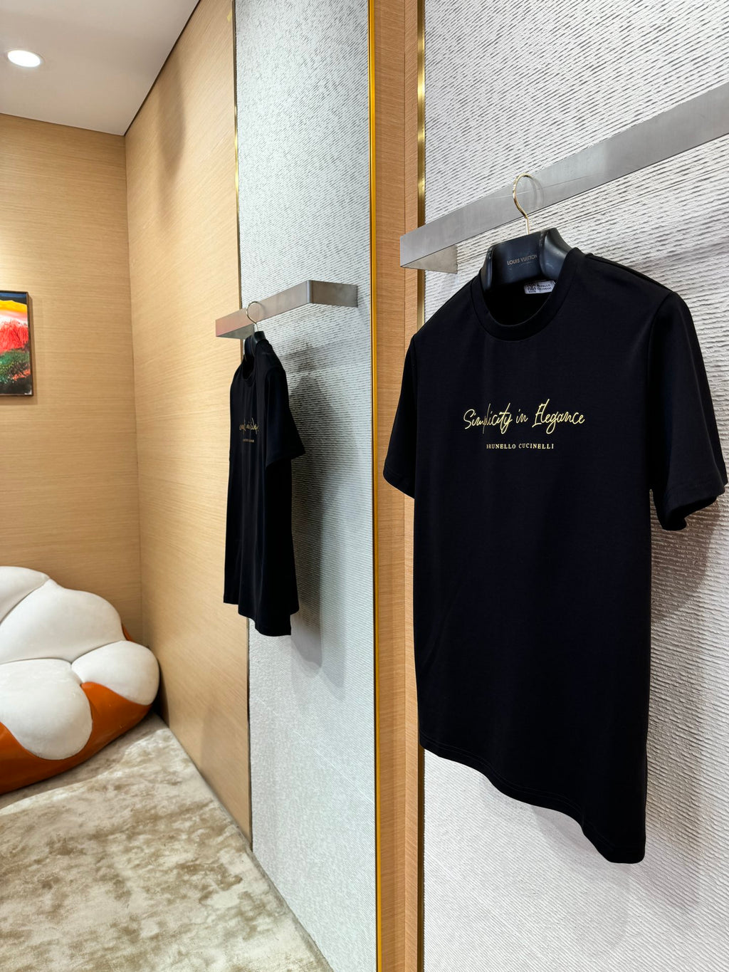 Brunello Cucinelli Schwarzes T-Shirt aus Baumwolle mit goldfarbenem Schriftzug