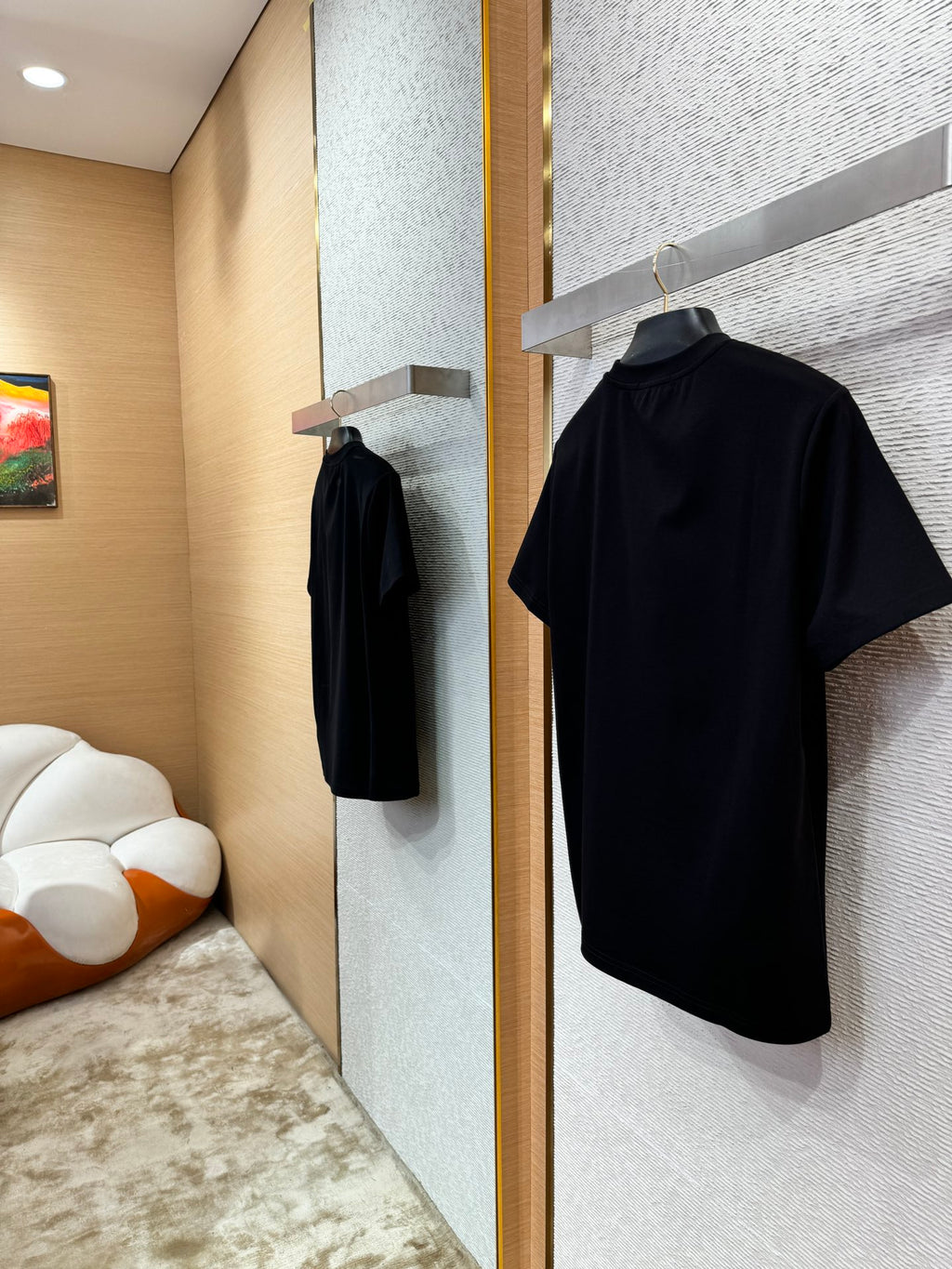 Brunello Cucinelli Schwarzes T-Shirt aus Baumwolle mit goldfarbenem Schriftzug